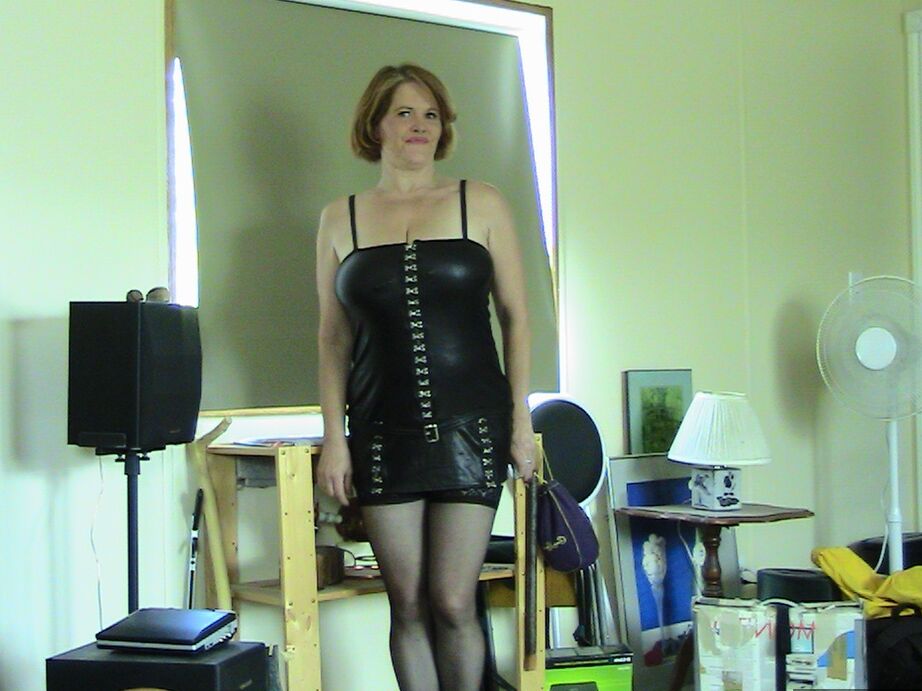 20P La mujer amateur Misha MILF pierde sus grandes naturales de la lencería de cuero
