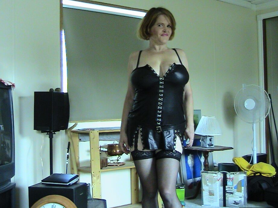 20P La mujer amateur Misha MILF pierde sus grandes naturales de la lencería de cuero