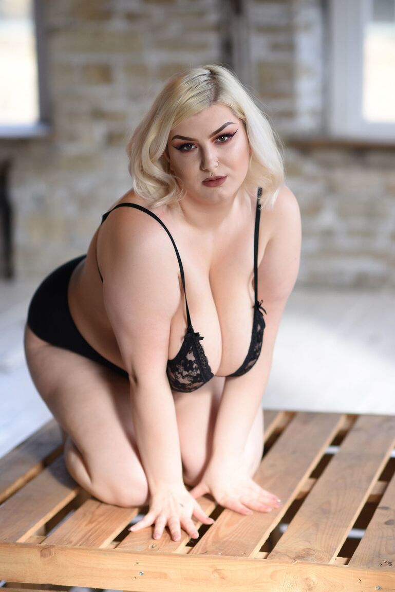 21P Chubby blonde model Peaches reveals her huge breasts and poses topless