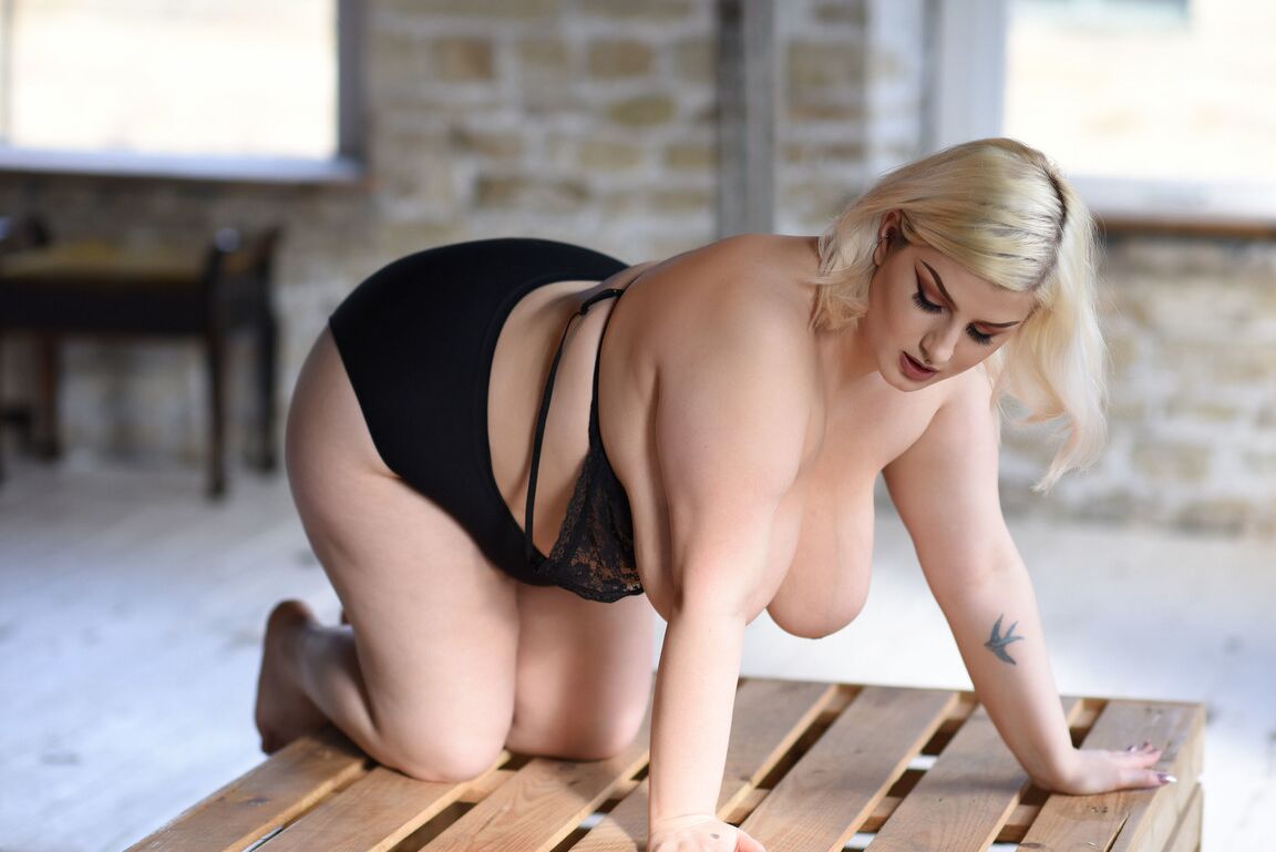 21P Chubby blonde model Peaches reveals her huge breasts and poses topless