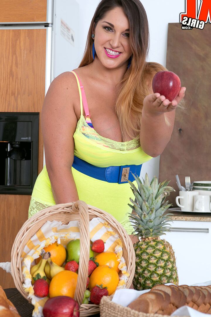 16P BBW Scarlett Monroe lame un plátano después de desnudarse totalmente