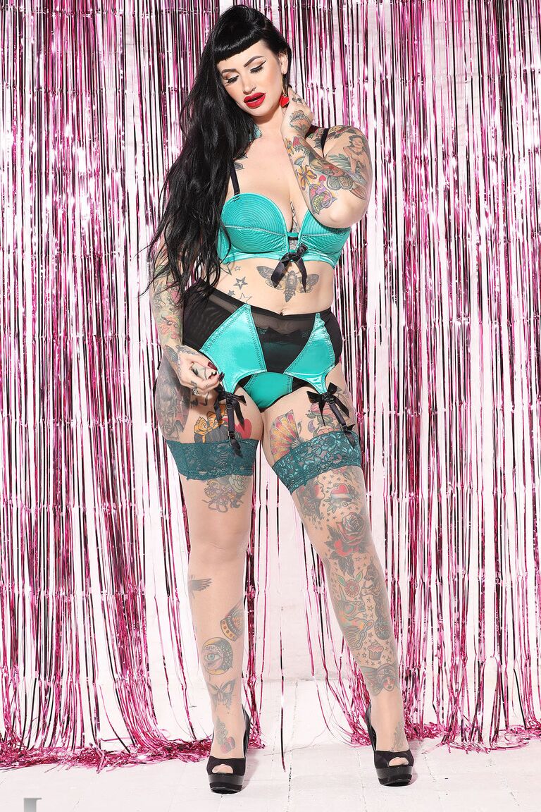 21P A voluptuosa modelo tatuada Lucy Vixen mostra suas curvas sensuais em lingerie quente