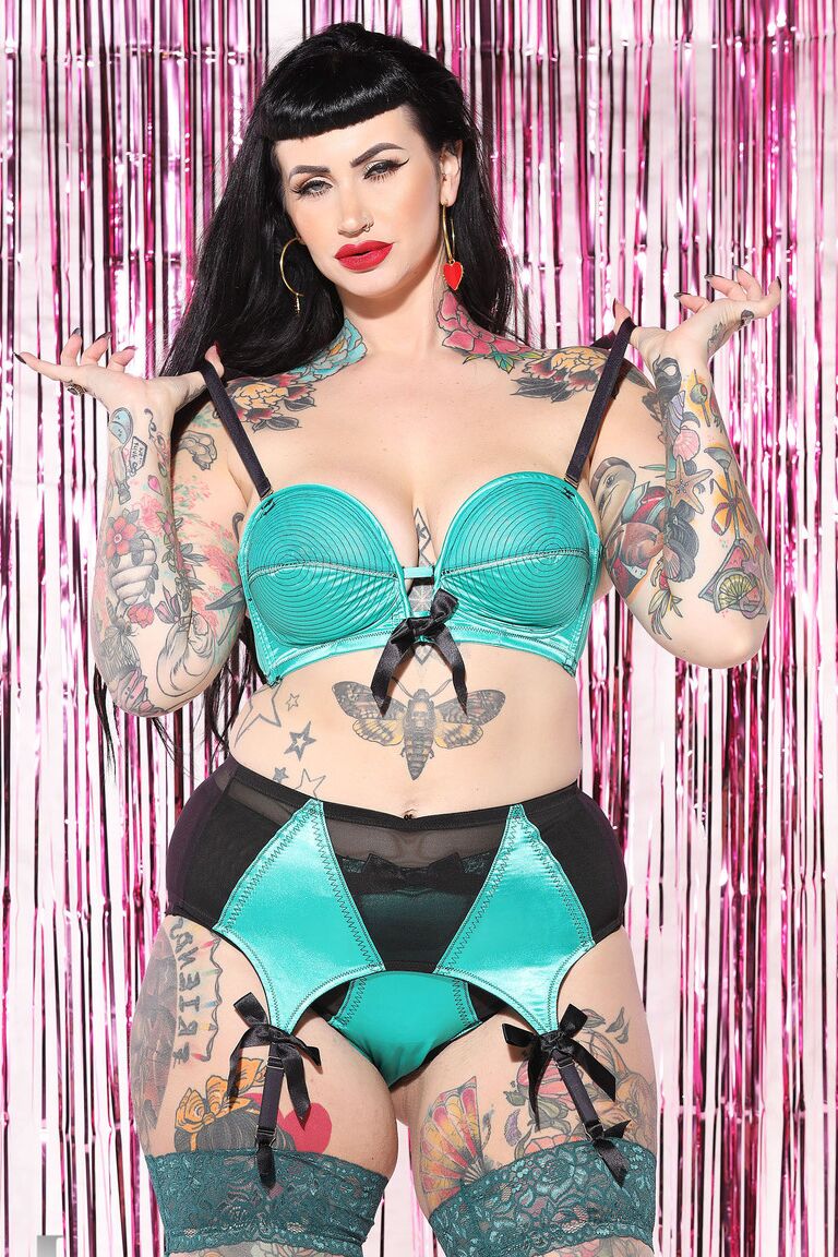 21P A voluptuosa modelo tatuada Lucy Vixen mostra suas curvas sensuais em lingerie quente