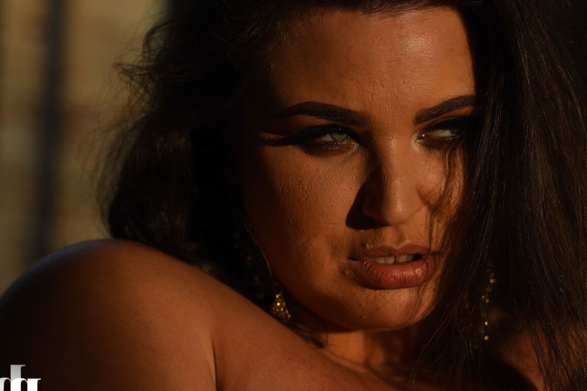 21P La grosse brune Yazmin Fox exhibe ses énormes seins et ses savoureux produits naturels.