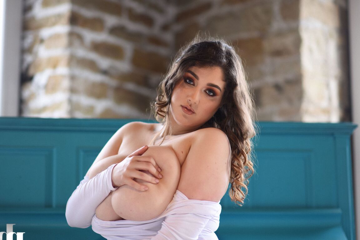 21P Morena gordita en body Bella B muestra sus gigantescas tetas naturales