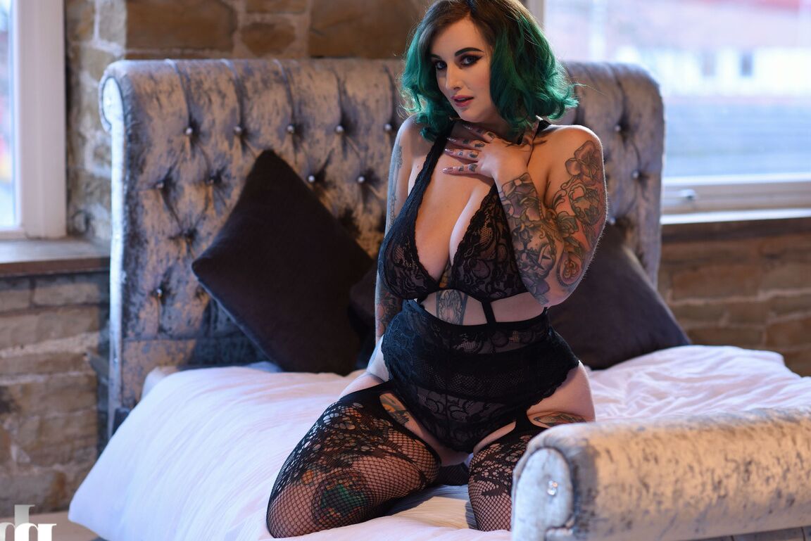 21P A modelo tatuada Galda Lou posa em sua lingerie sexy