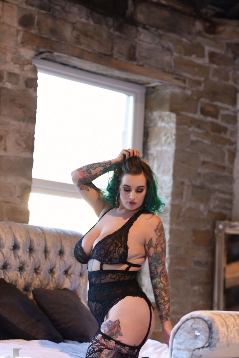 21P A modelo tatuada Galda Lou posa em sua lingerie sexy