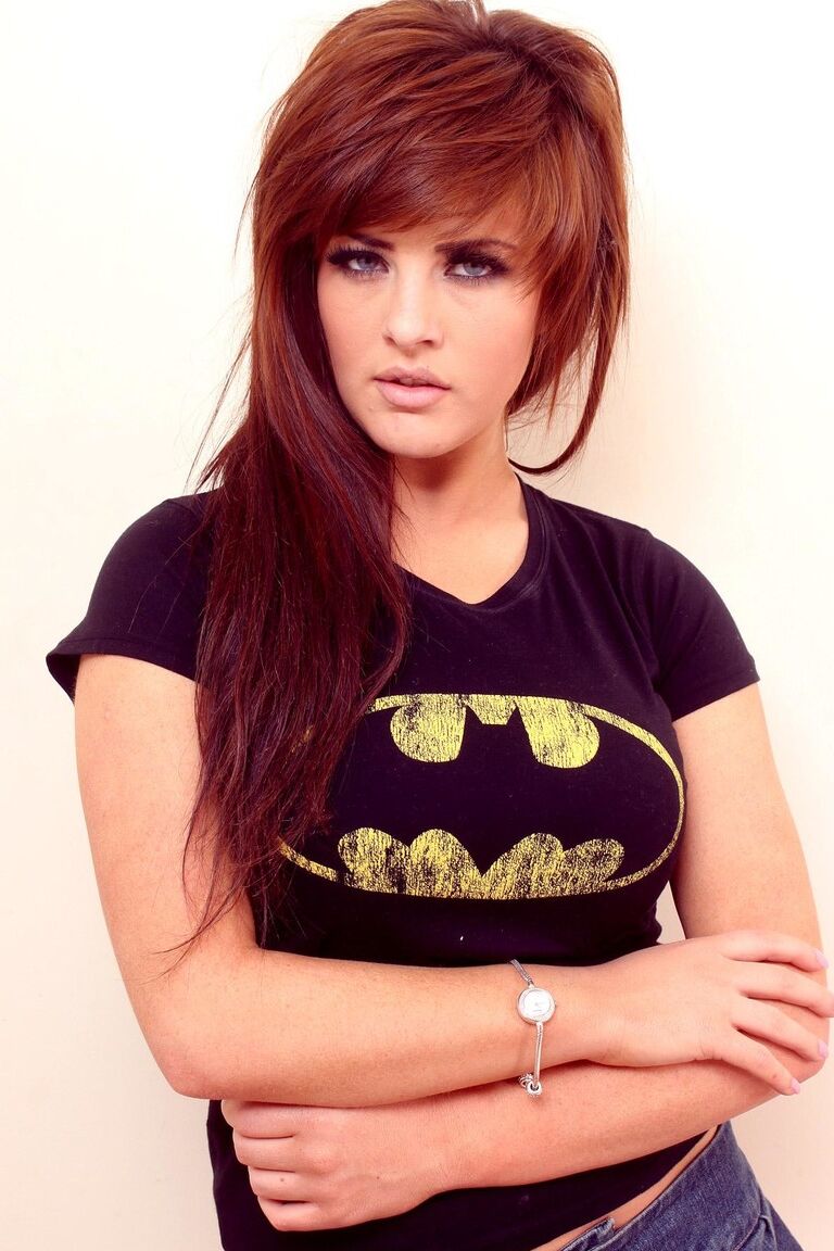 21P A ruiva safada Robyn tira a camisa