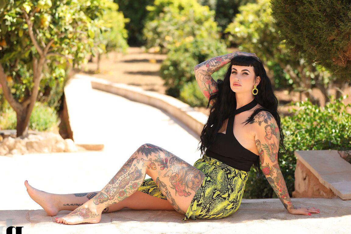 21P Chubby tattooed vixen Cherrie Pie stripping and posing butt naked outside