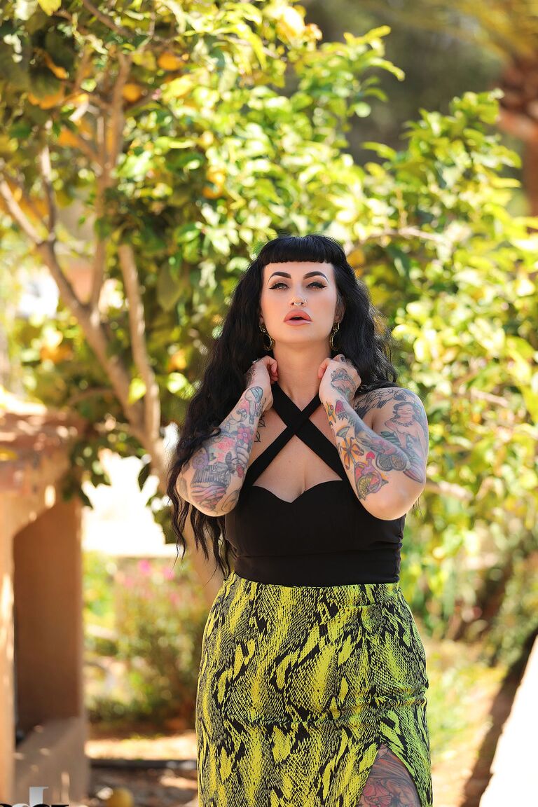 21P Chubby tattooed vixen Cherrie Pie stripping and posing butt naked outside