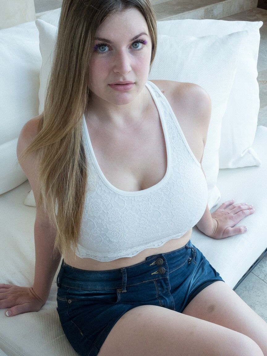 17P Danielle desnuda sus grandes tetas y permanece en tacones rojos, blancos y azules