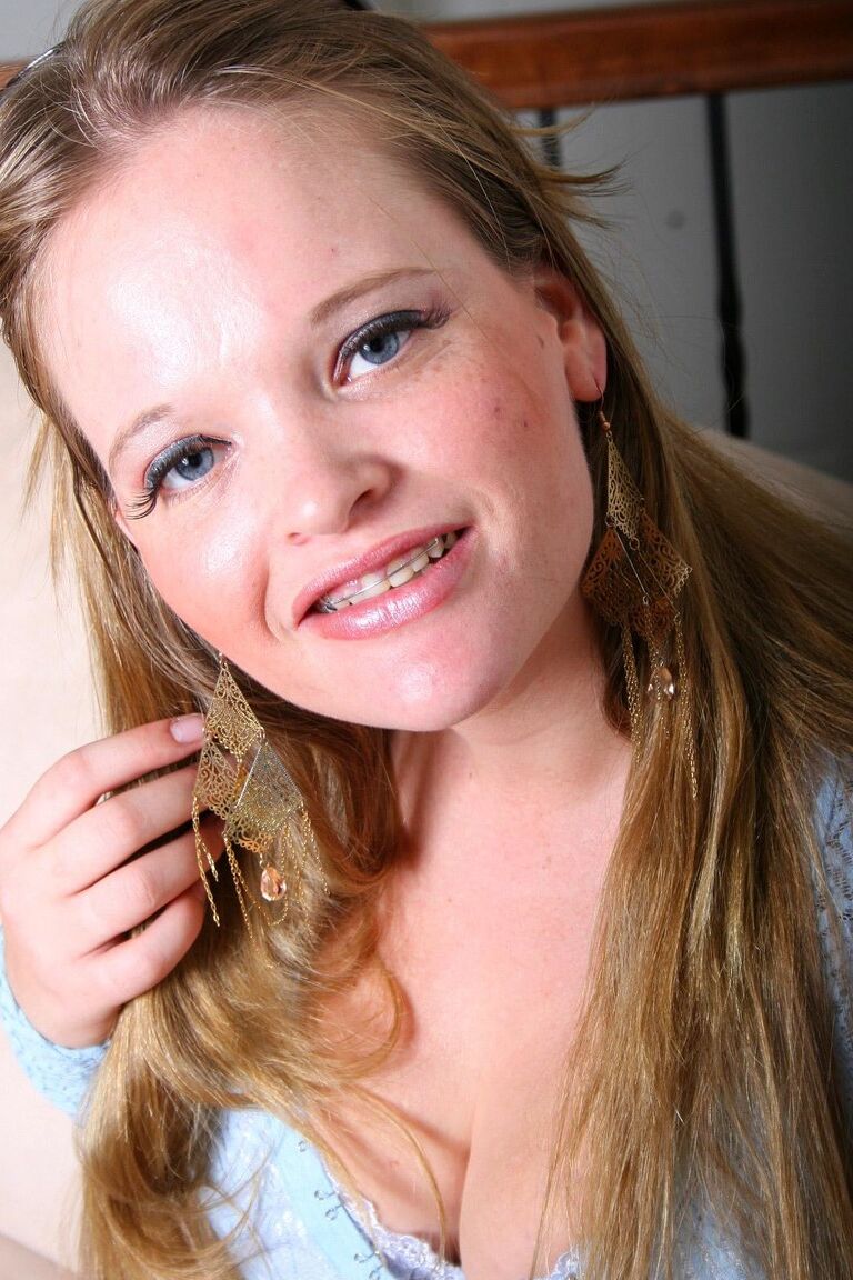 21P Gordinha loira adolescente Kissy expõe