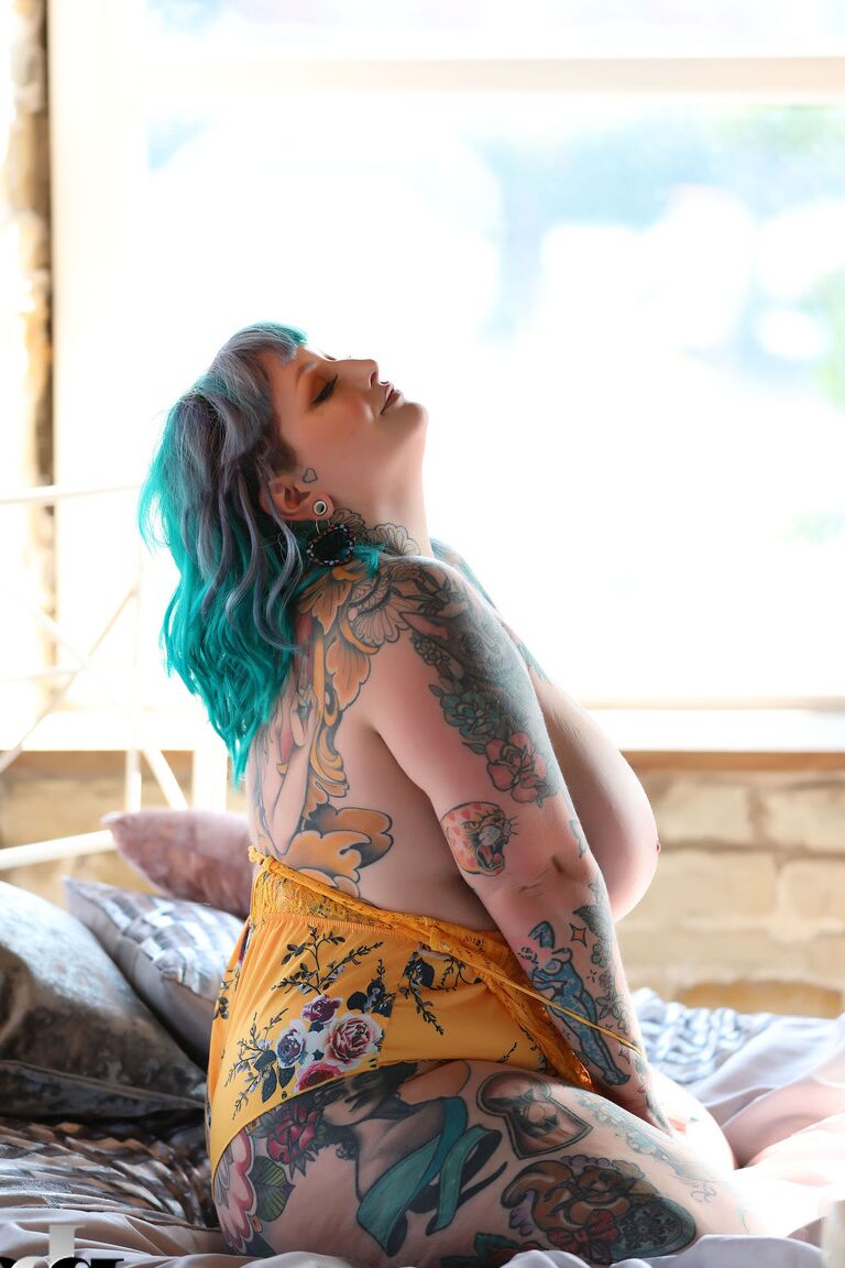 21P Gros mannequin tatoué Galda Lou se déshabillant et exhibant ses énormes seins