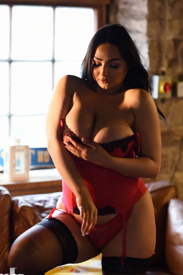 21P Foxy Lucina, une grosse fille aux courbes généreuses, découvre ses énormes melons et pose en lingerie.