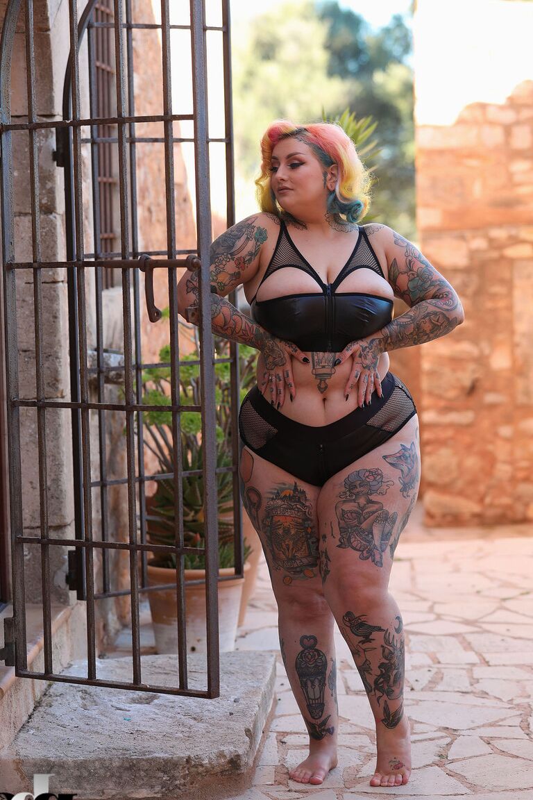 21P Inked BBW modelo Galda Lou revela seus peitos grandes e bunda enorme ao ar livre