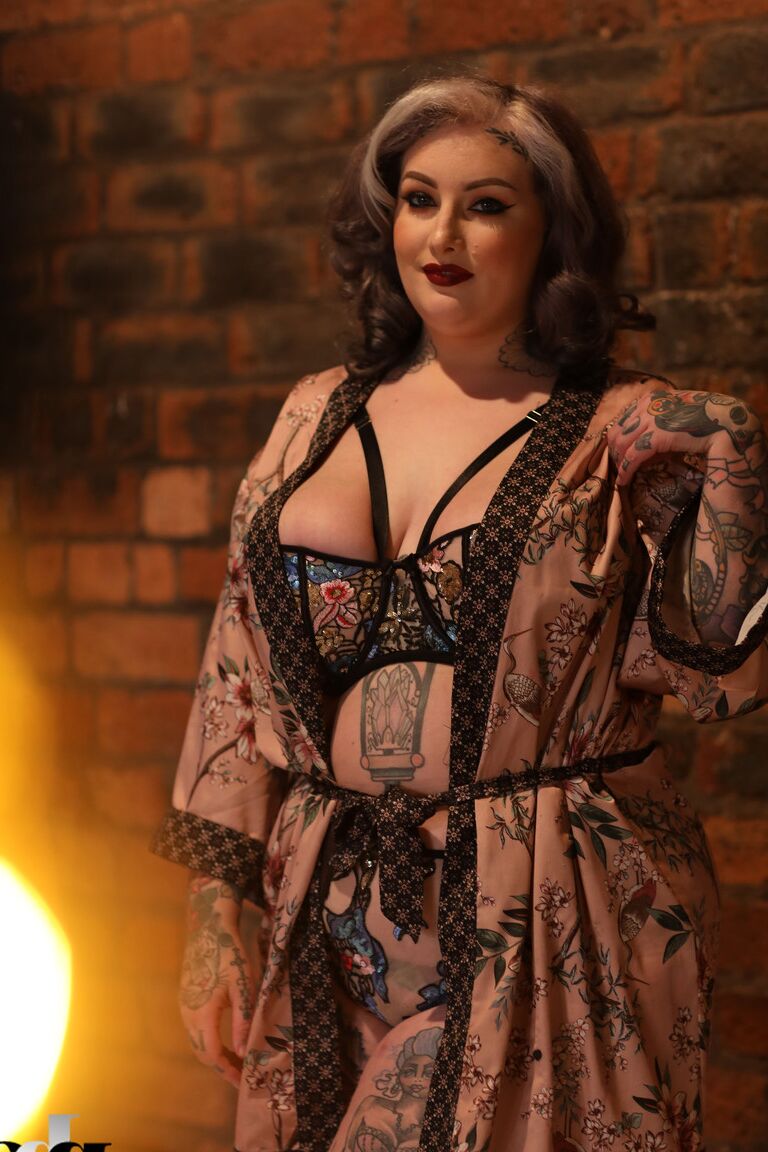 21P La grosse poupée Galda Lou perd sa lingerie