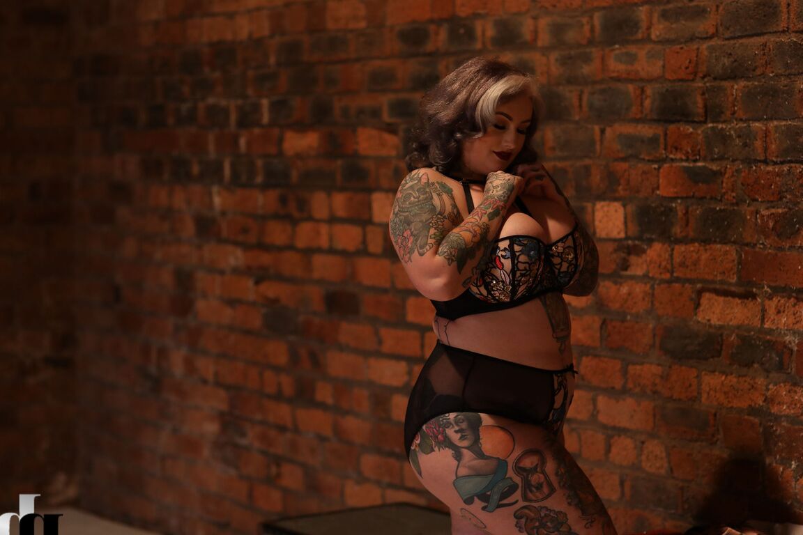 21P La grosse poupée Galda Lou perd sa lingerie