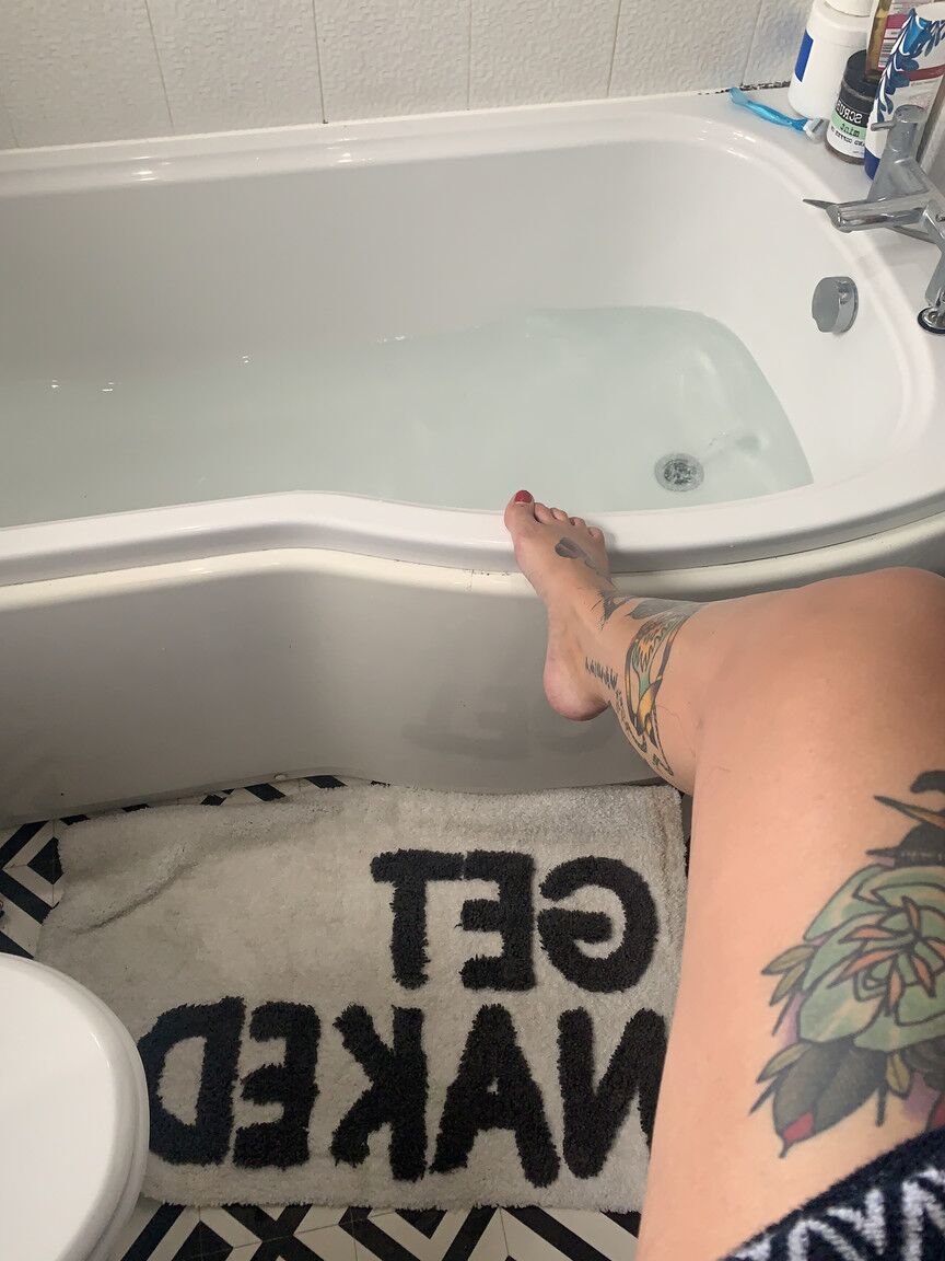 20P Inked fatty Cherrie Pie flaunts her big breasts while having a bath