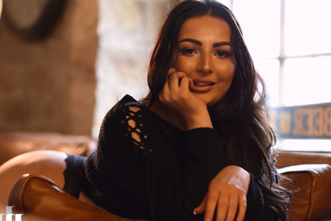 21P Fatty stunner Foxy Lucina goes topless and shows her massive natural tits