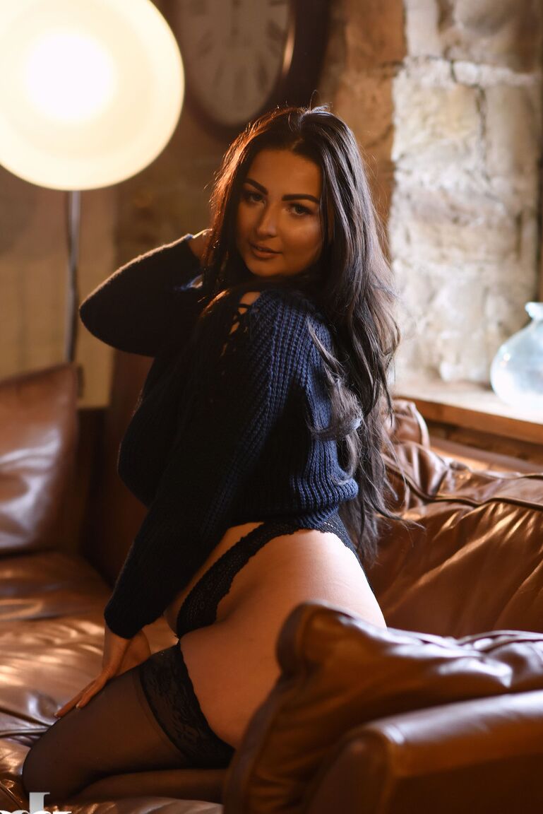 21P Fatty stunner Foxy Lucina goes topless and shows her massive natural tits