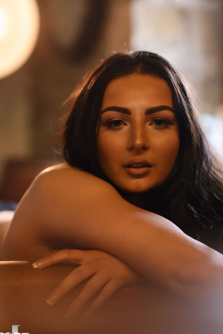 21P Fatty stunner Foxy Lucina goes topless and shows her massive natural tits