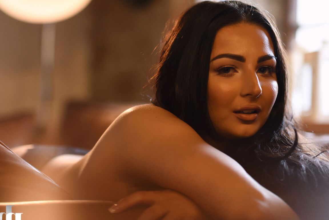 21P Fatty stunner Foxy Lucina goes topless and shows her massive natural tits