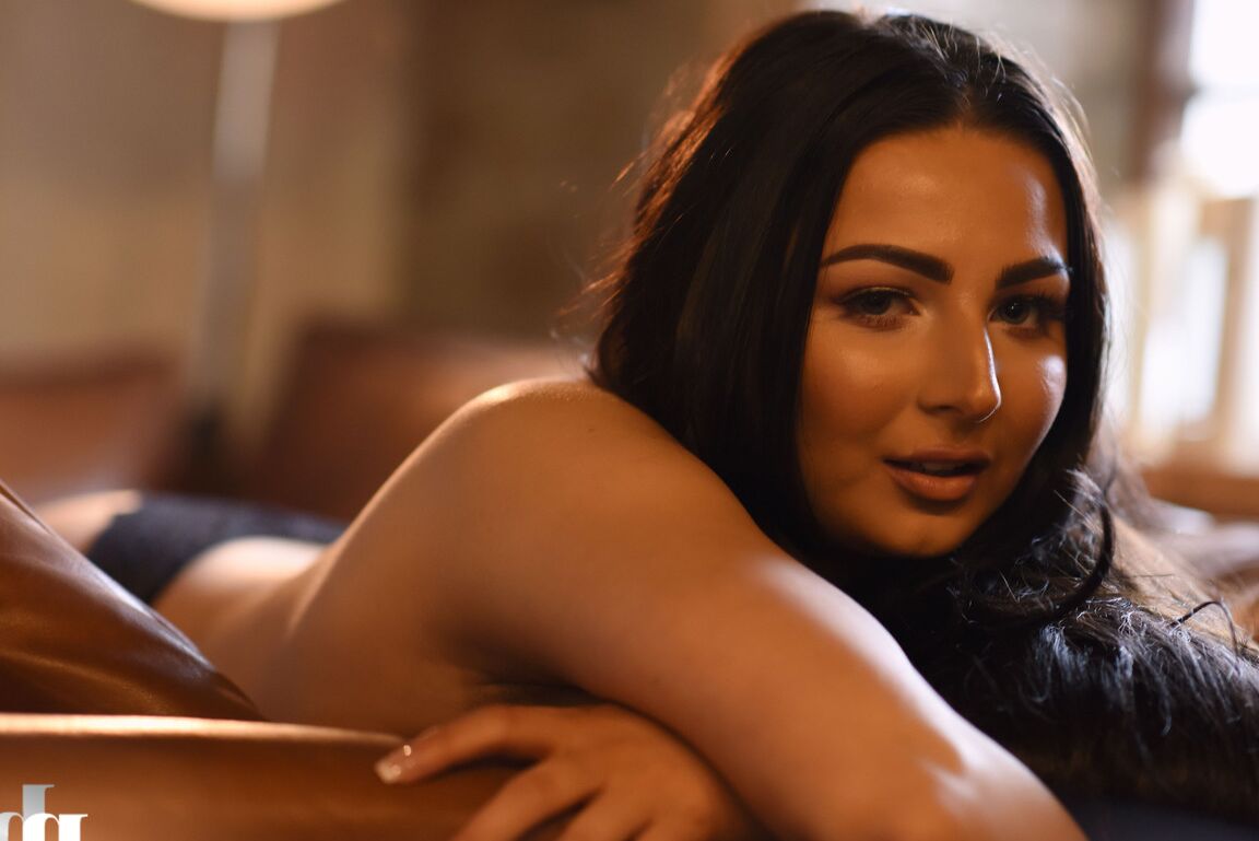 21P Fatty stunner Foxy Lucina goes topless and shows her massive natural tits