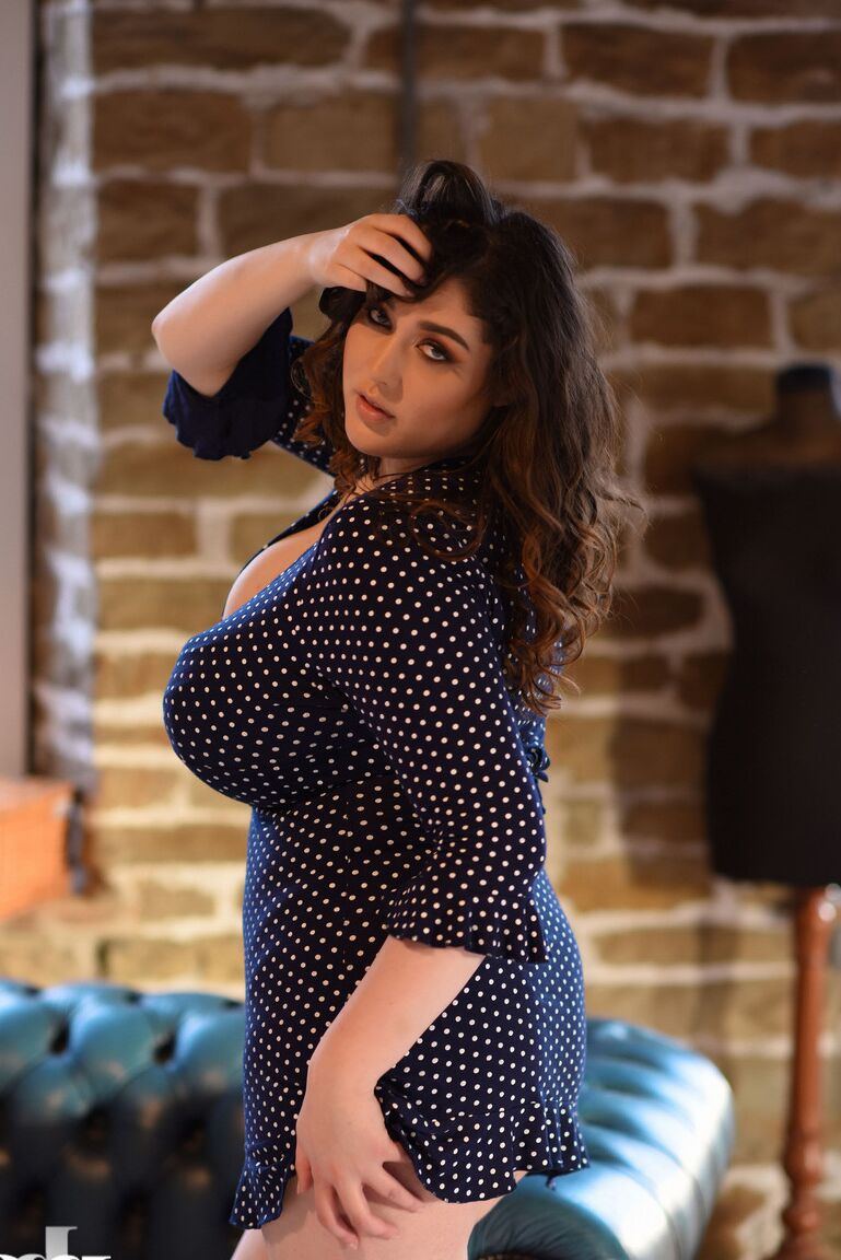 21P This Is Glamour Bella Brewer