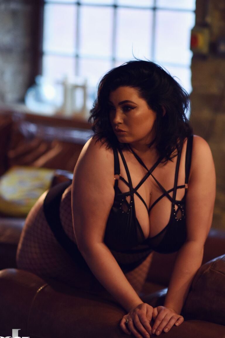21P La magnifique Kiki grasse libère ses seins juteux tout en les taquinant en bas nylon salope