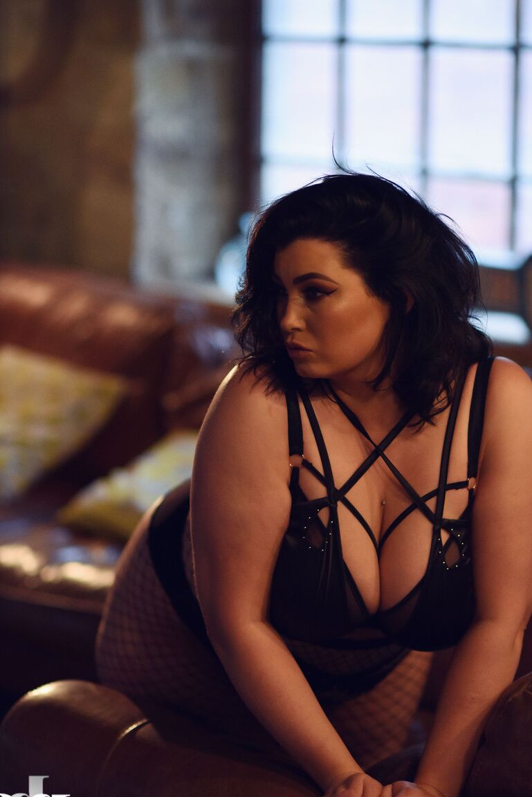 21P La magnifique Kiki grasse libère ses seins juteux tout en les taquinant en bas nylon salope