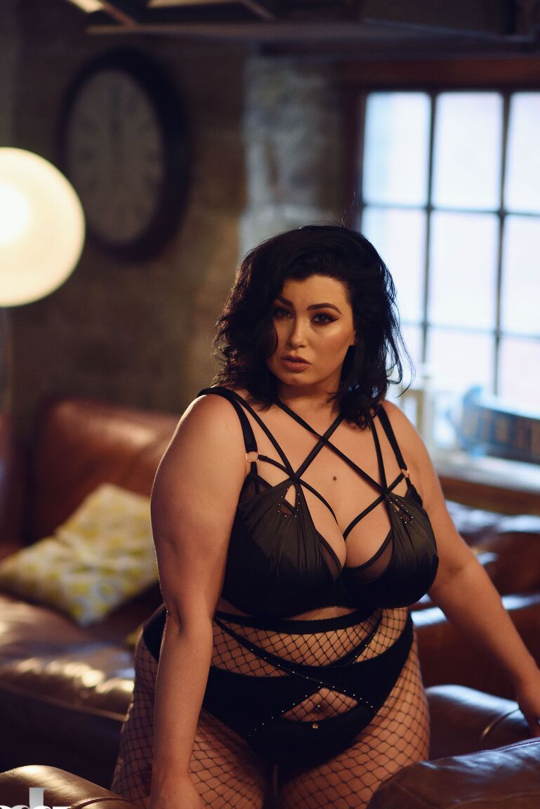 21P La magnifique Kiki grasse libère ses seins juteux tout en les taquinant en bas nylon salope