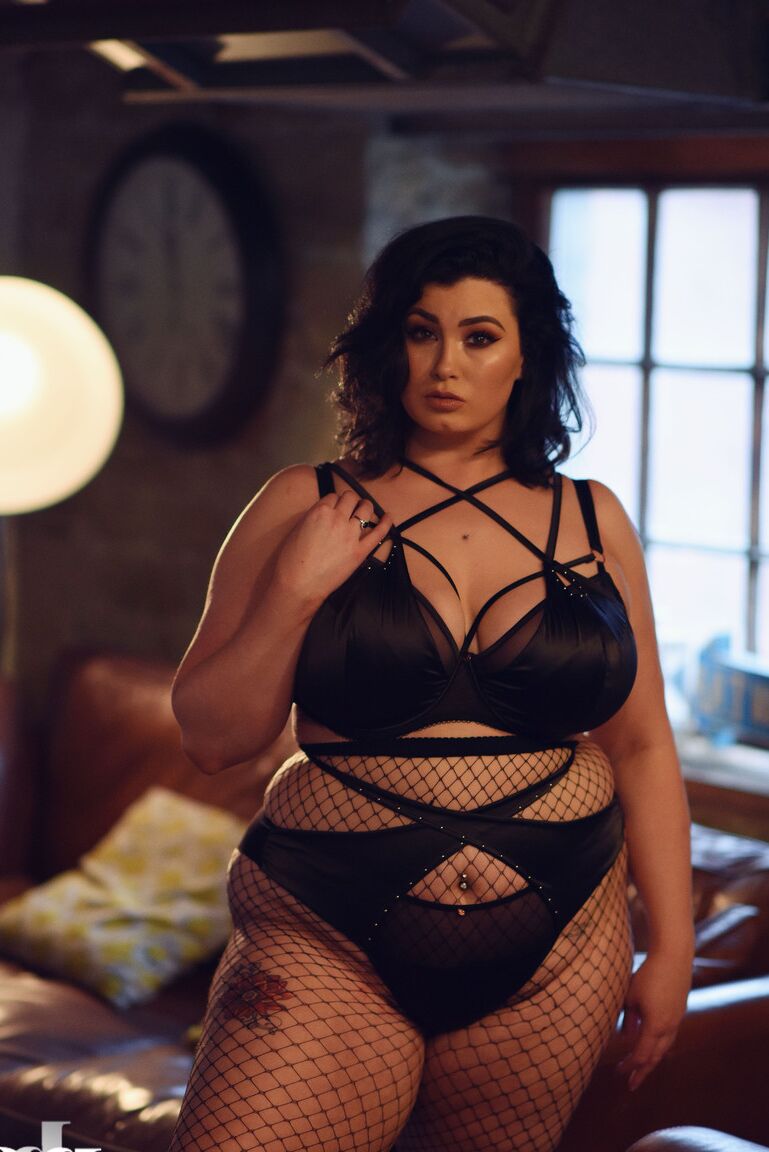 21P La magnifique Kiki grasse libère ses seins juteux tout en les taquinant en bas nylon salope