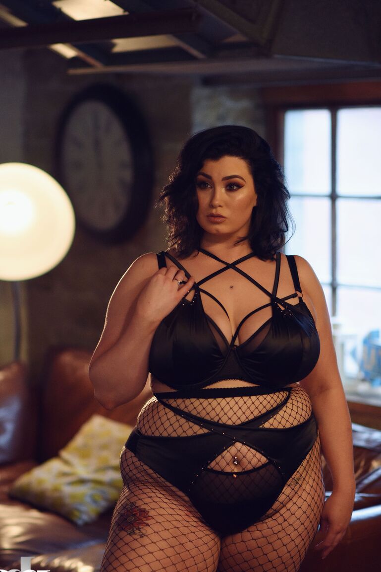 21P La magnifique Kiki grasse libère ses seins juteux tout en les taquinant en bas nylon salope