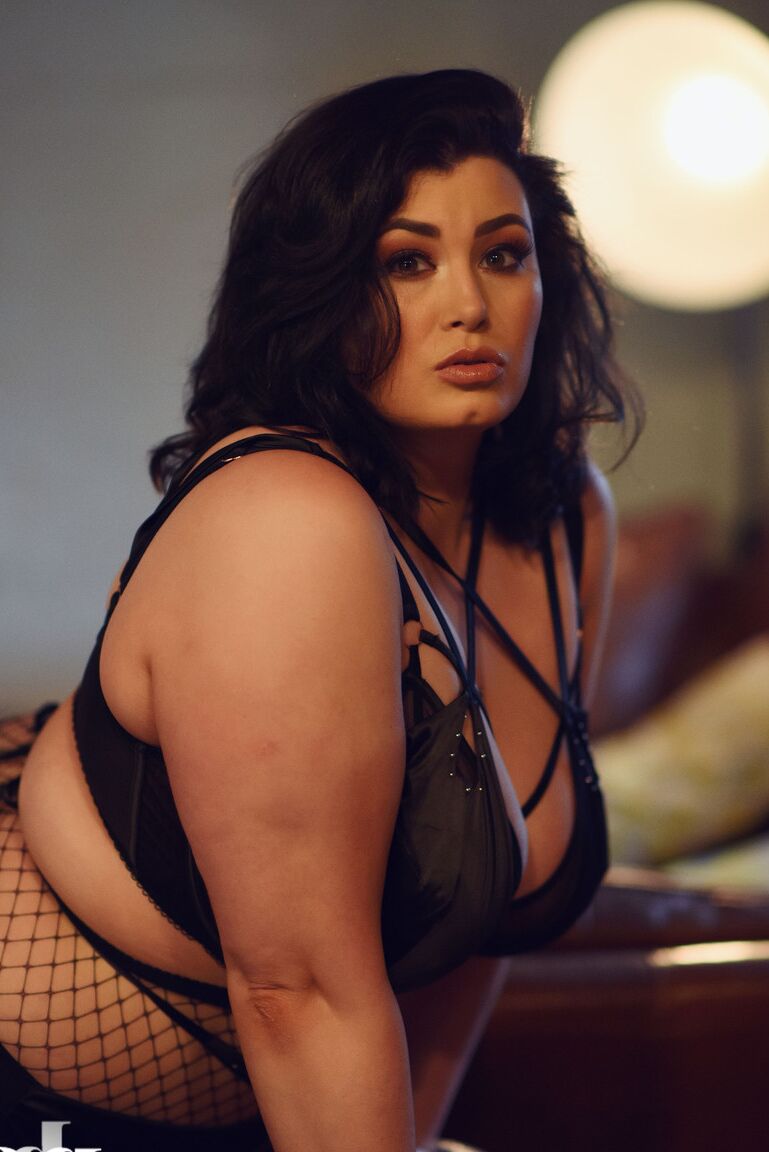 21P La magnifique Kiki grasse libère ses seins juteux tout en les taquinant en bas nylon salope