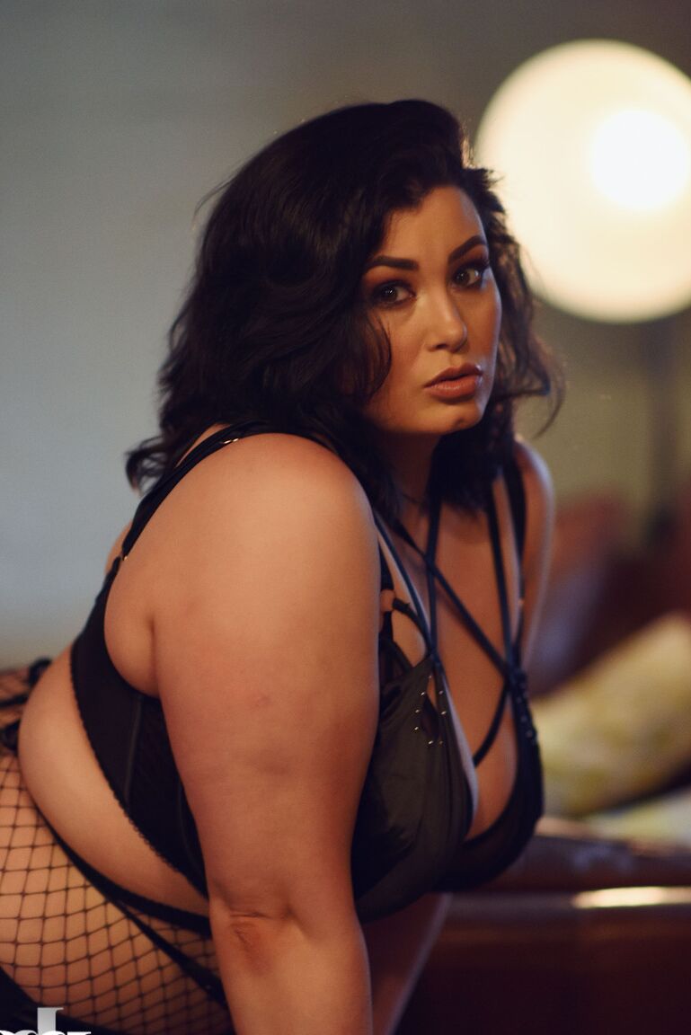 21P La magnifique Kiki grasse libère ses seins juteux tout en les taquinant en bas nylon salope