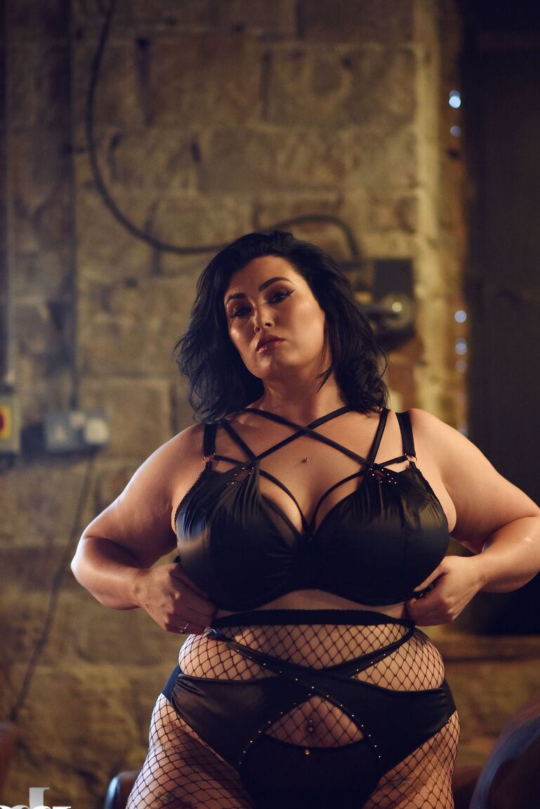21P La magnifique Kiki grasse libère ses seins juteux tout en les taquinant en bas nylon salope