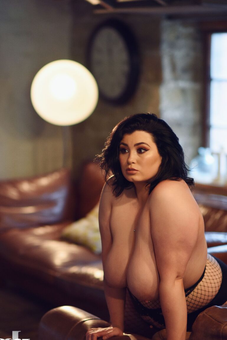 21P La magnifique Kiki grasse libère ses seins juteux tout en les taquinant en bas nylon salope