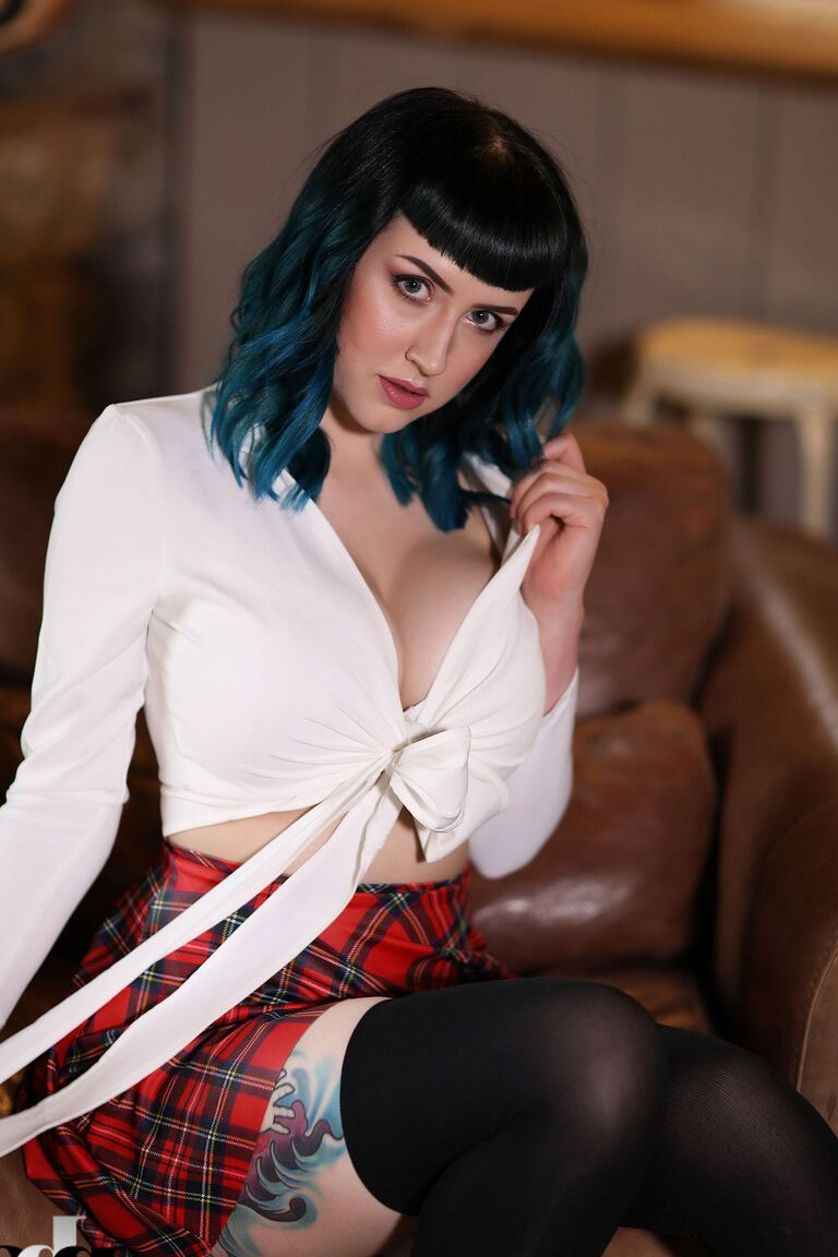 21P A estudante de cabelos azuis Lisha Blackhurst tira a roupa e mostra seus seios hipnotizantes