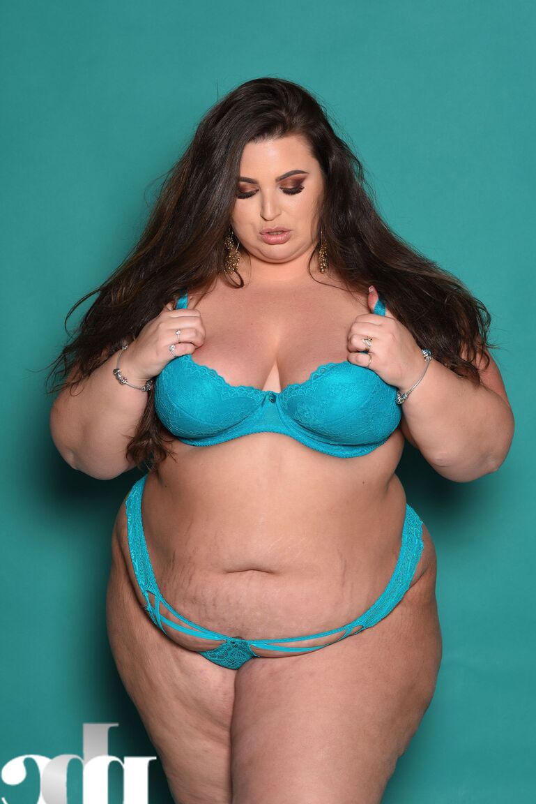 21P Chubby brunette babe Yazmin Fox exposes her saggy boobs and poses topless