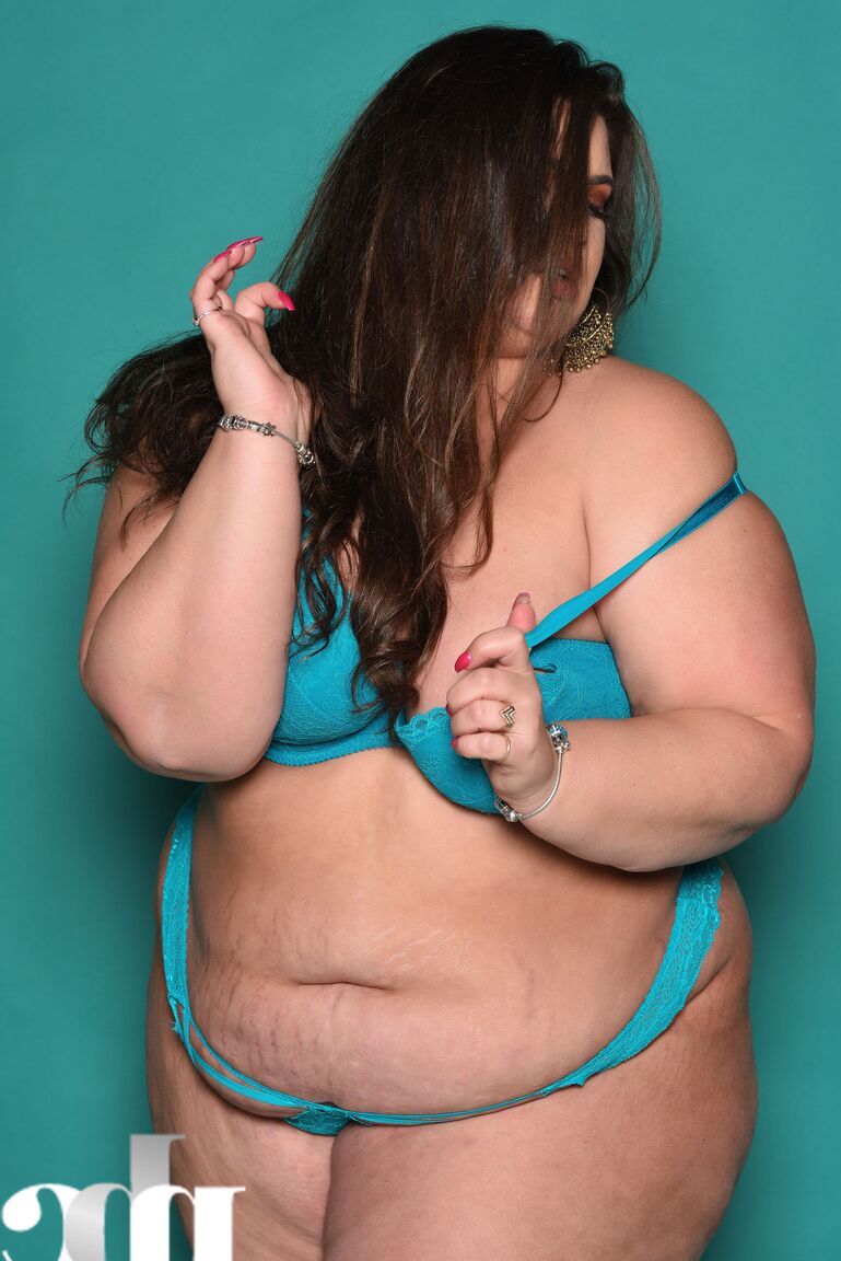 21P Chubby brunette babe Yazmin Fox exposes her saggy boobs and poses topless