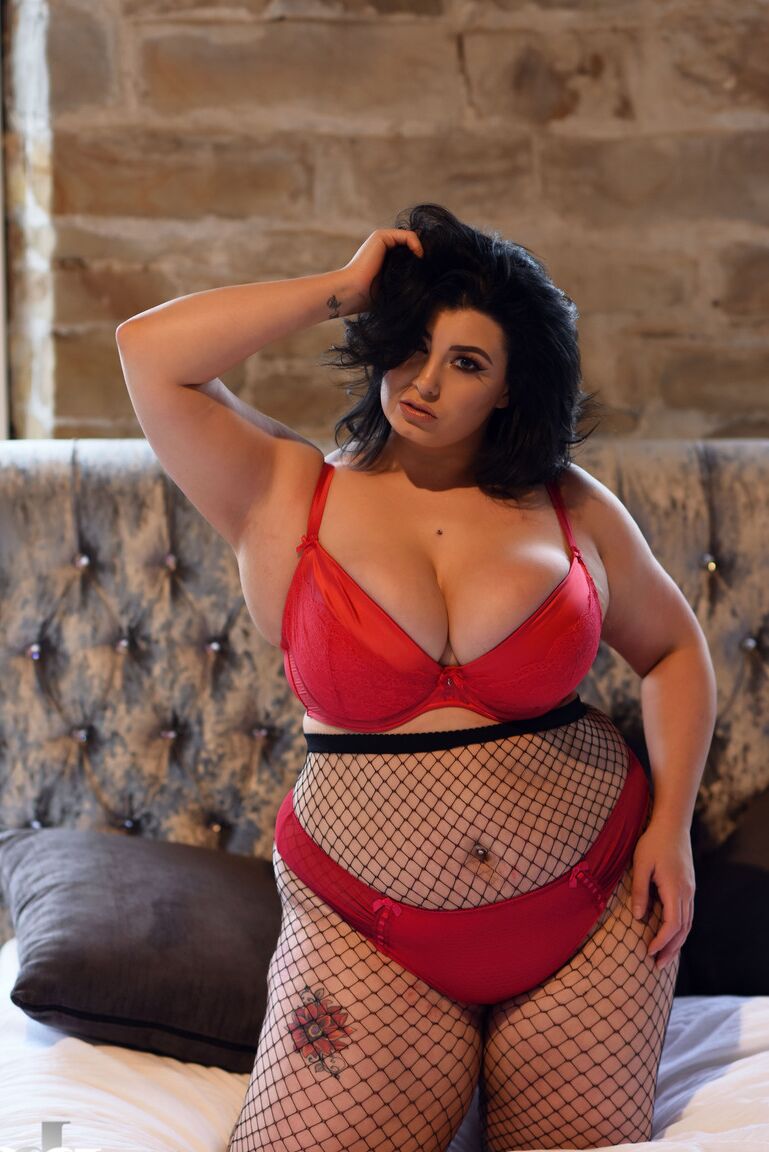 21P La gorda morena Kiki hace alarde de sus tiernas tetas en lencería sexy