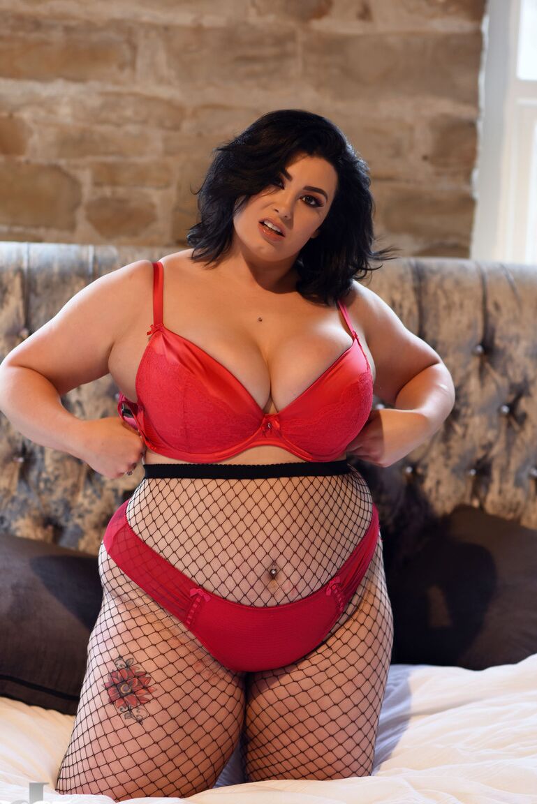 21P La gorda morena Kiki hace alarde de sus tiernas tetas en lencería sexy