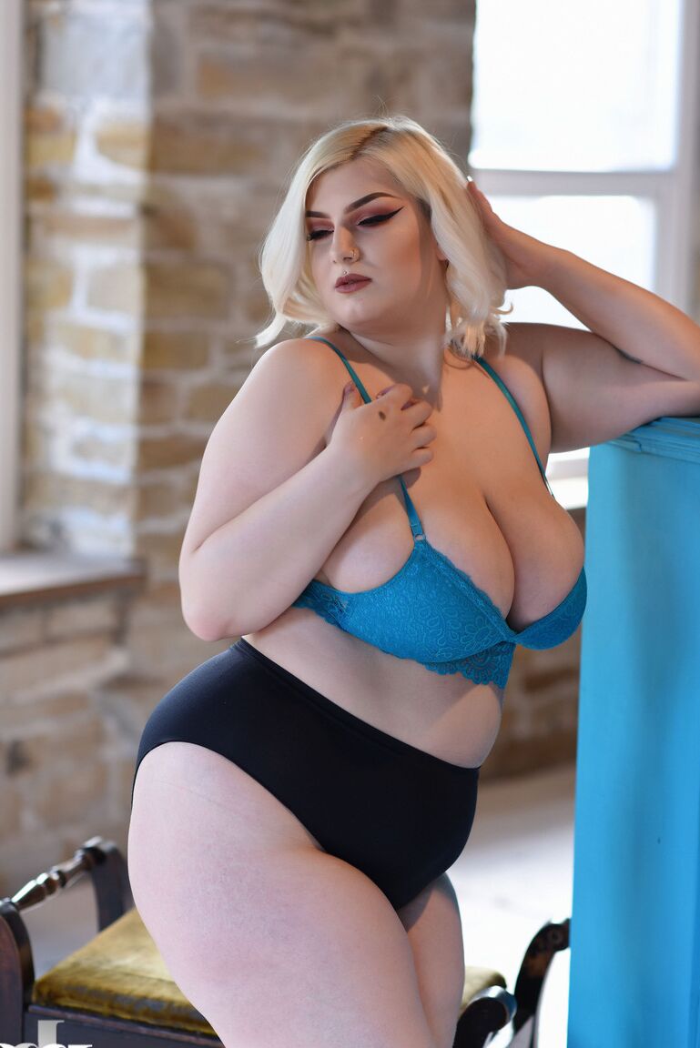 21P Chubby Hungarian MILF Peaches showing off her cuddly natural tits