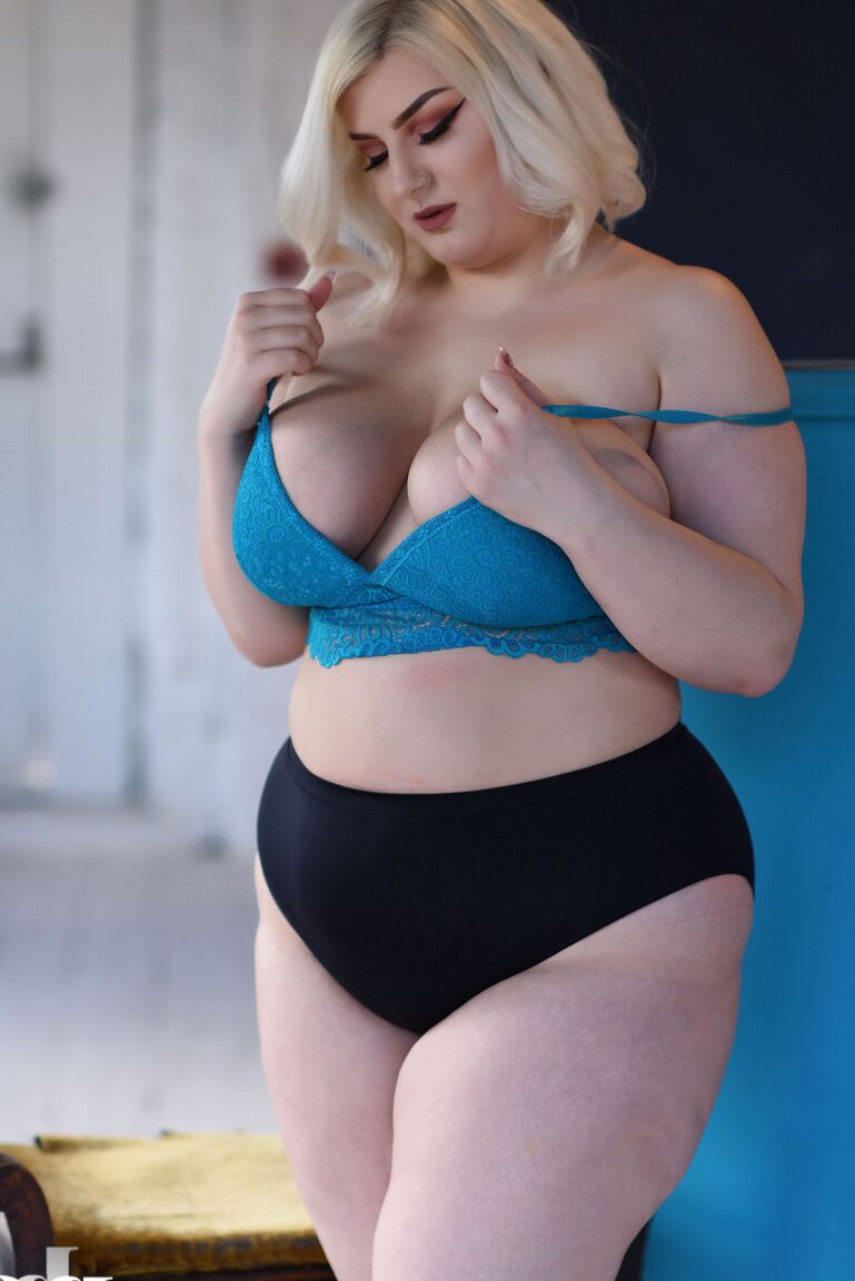 21P Chubby Hungarian MILF Peaches showing off her cuddly natural tits
