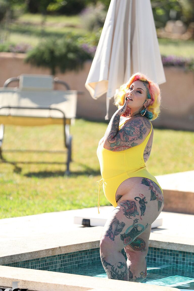 21P La gorda tatuada y cachonda Galda Lou se quita el bañador