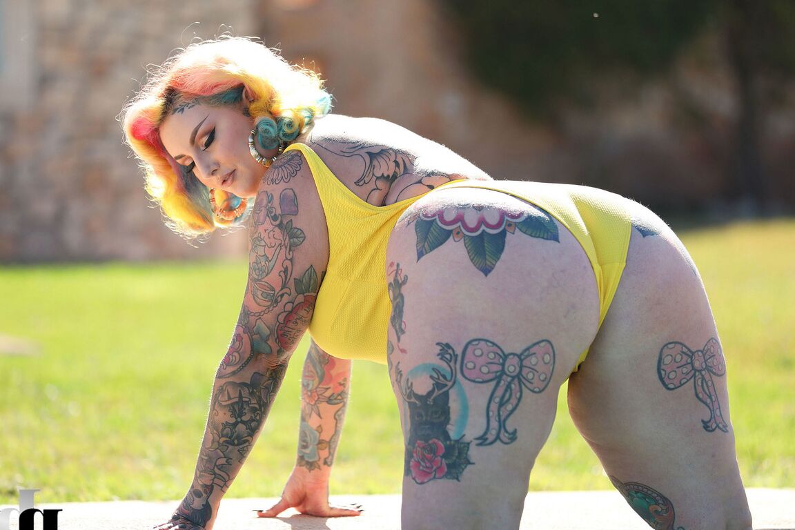 21P La gorda tatuada y cachonda Galda Lou se quita el bañador
