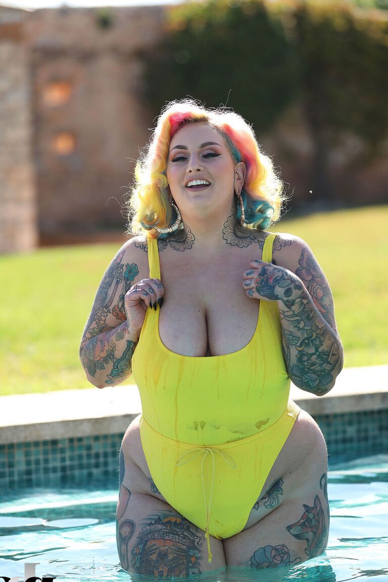 21P La gorda tatuada y cachonda Galda Lou se quita el bañador