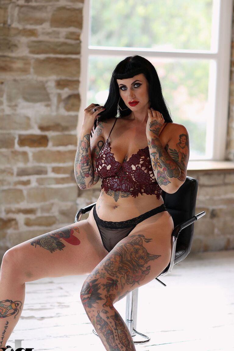 21P La brune encrée Cherrie Pie pose dans sa lingerie sexy