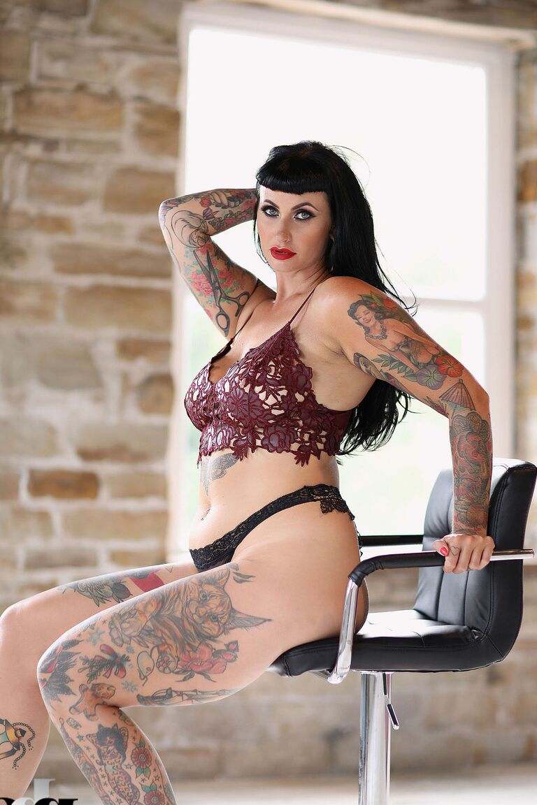 21P La brune encrée Cherrie Pie pose dans sa lingerie sexy
