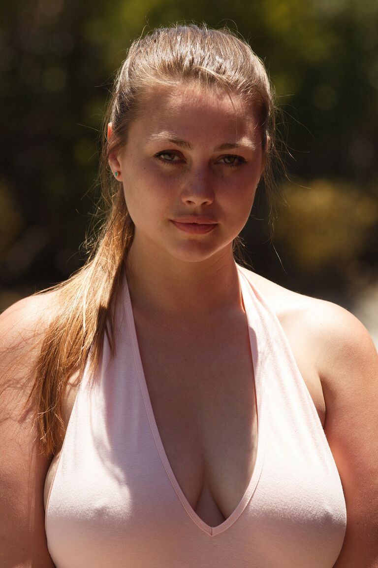 11P Die üppige Teenager-Freundin Lillias Right zeigt ihre Kurven im heißen Badeanzug